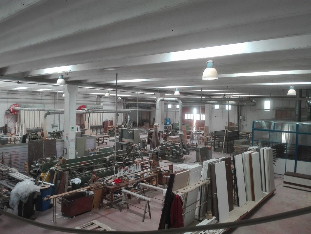 Un grande magazzino pieno di mobili e macchinari.