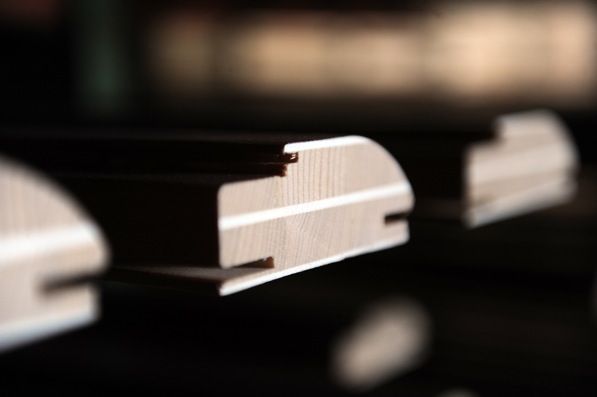 Un primo piano di un pezzo di legno su un tavolo.