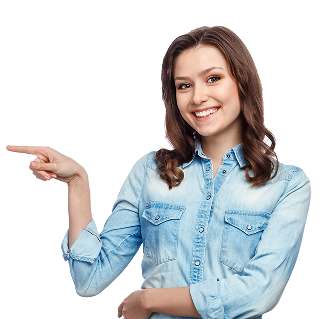 Un uomo con una camicia di jeans indica di lato.