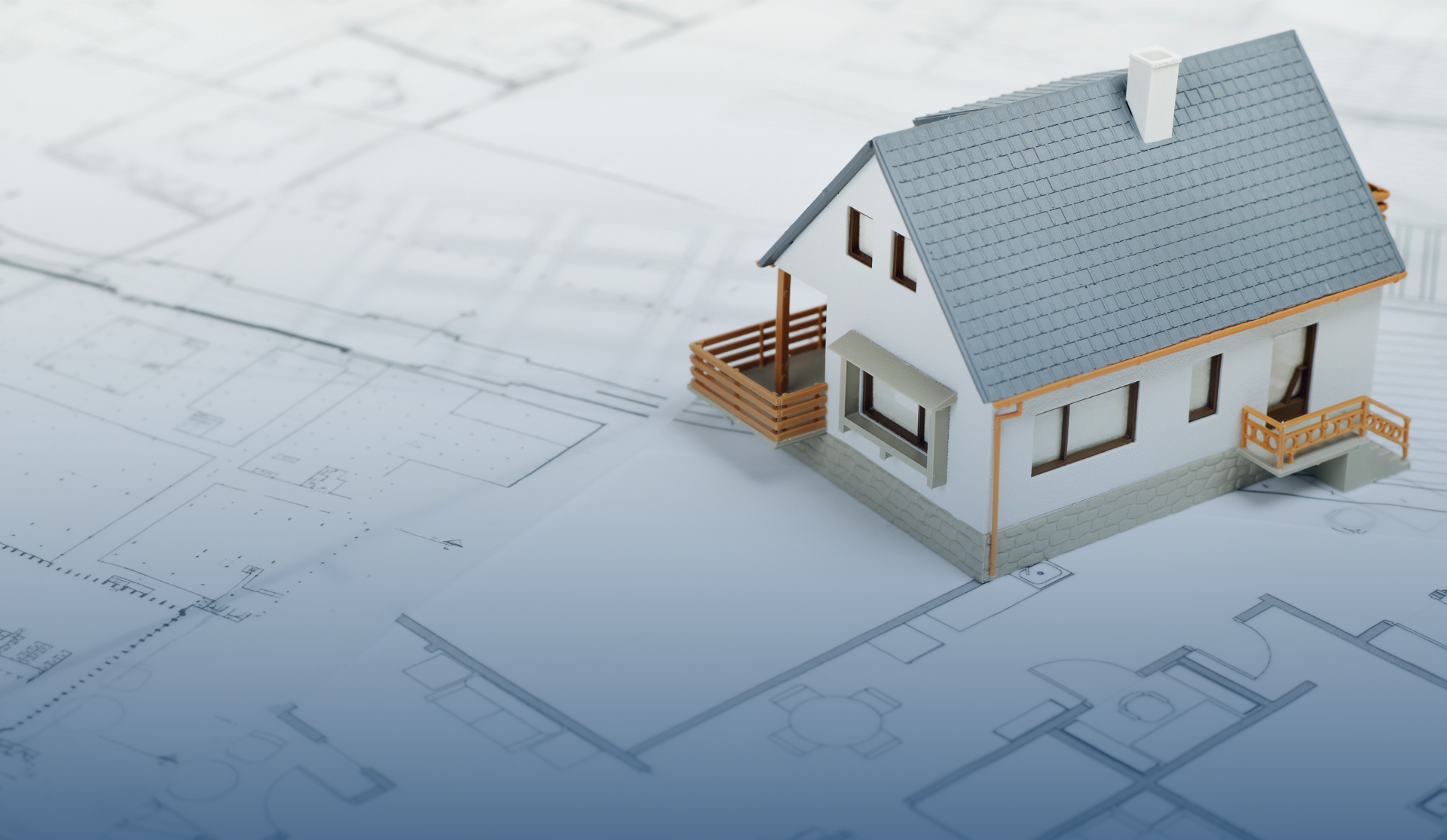 Une maison modèle est posée sur un plan.