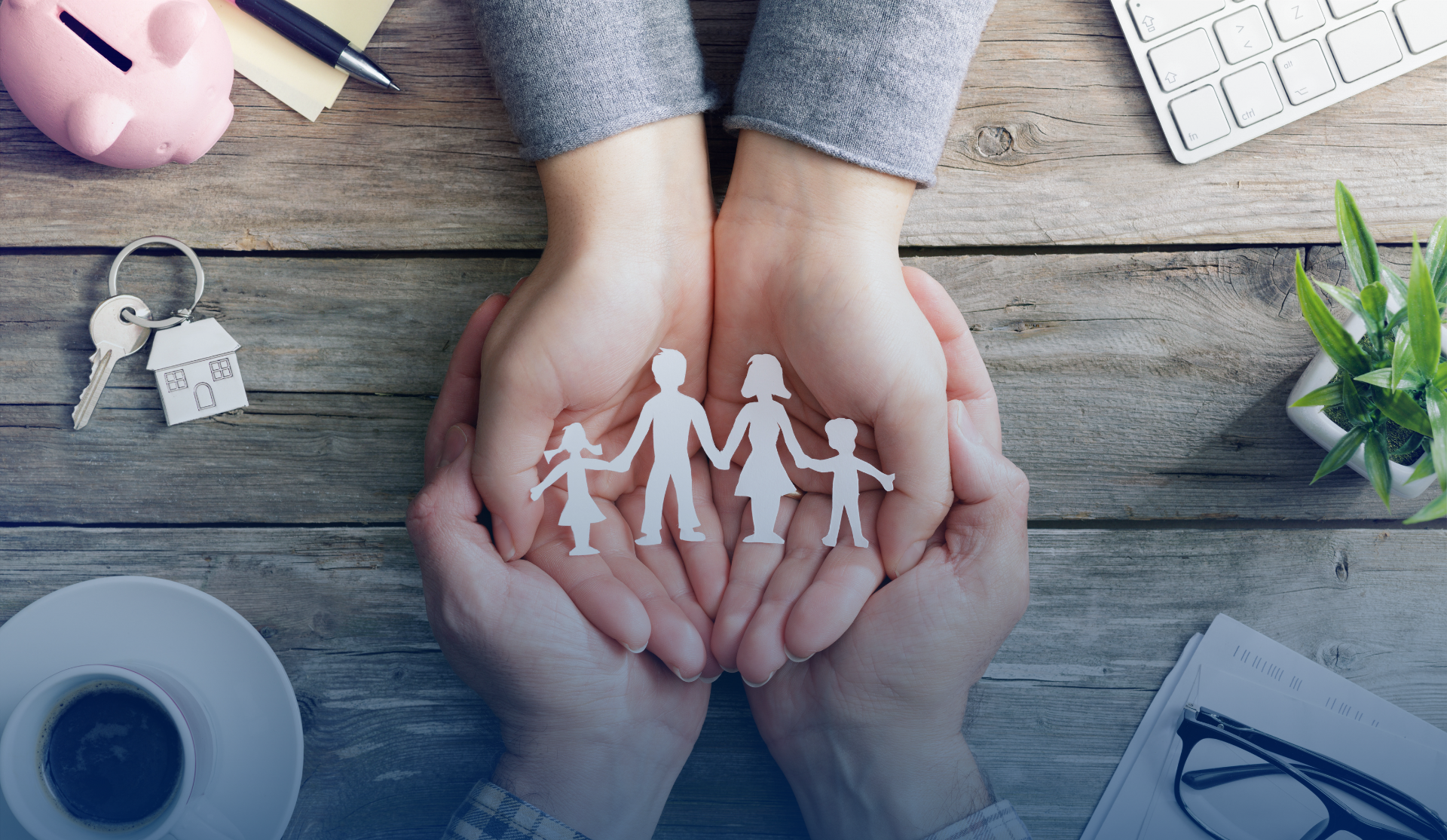 Une personne tient dans ses mains un papier découpé dans une famille pour représenter la prévoyance