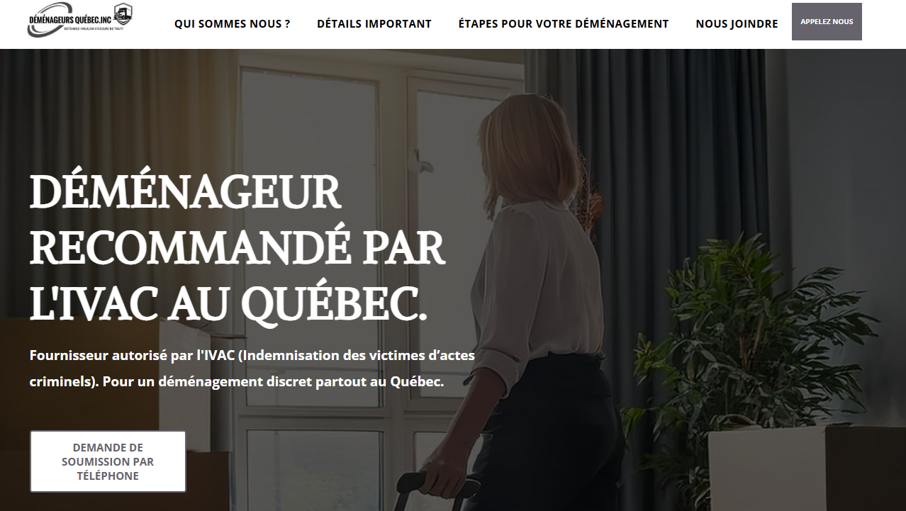 Une femme se tient devant une porte tenant un déambulateur.