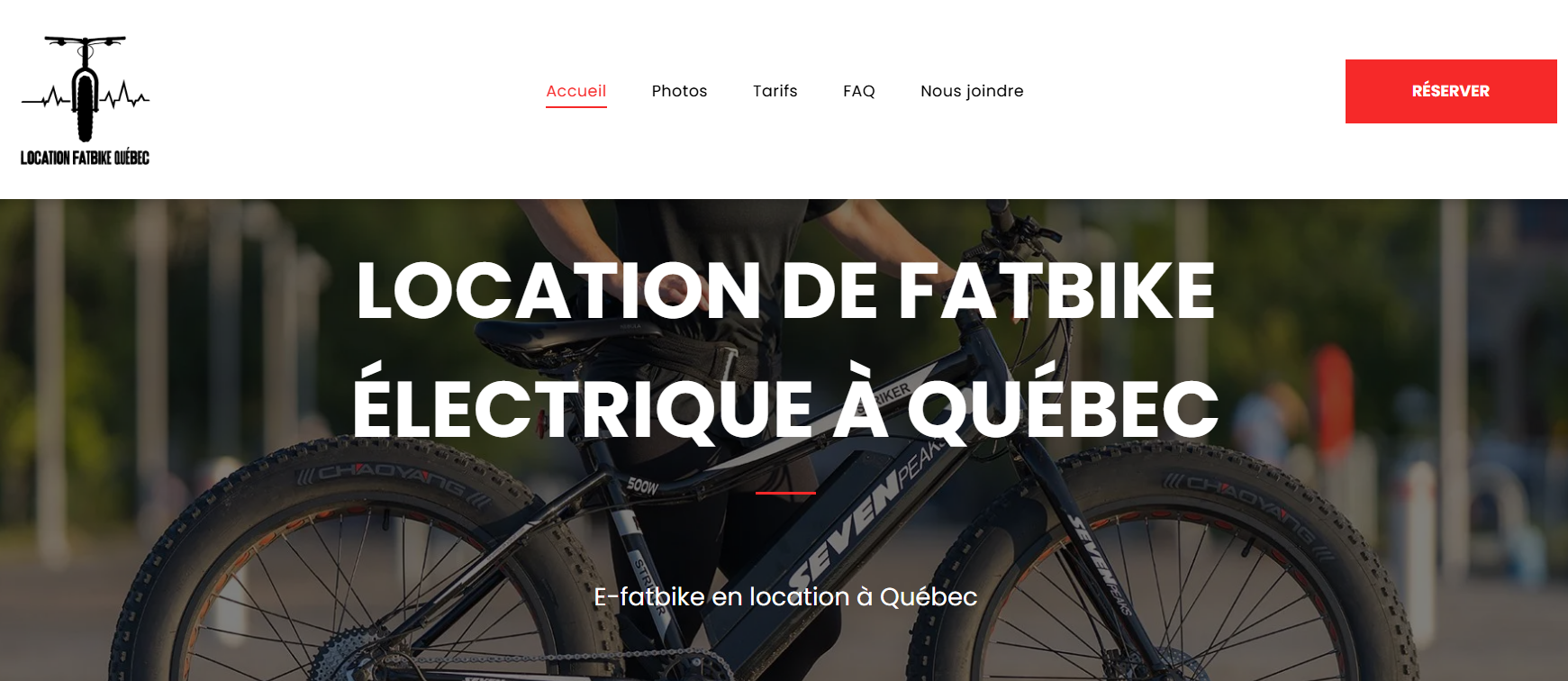 Une personne fait du vélo électrique sur un site Web.