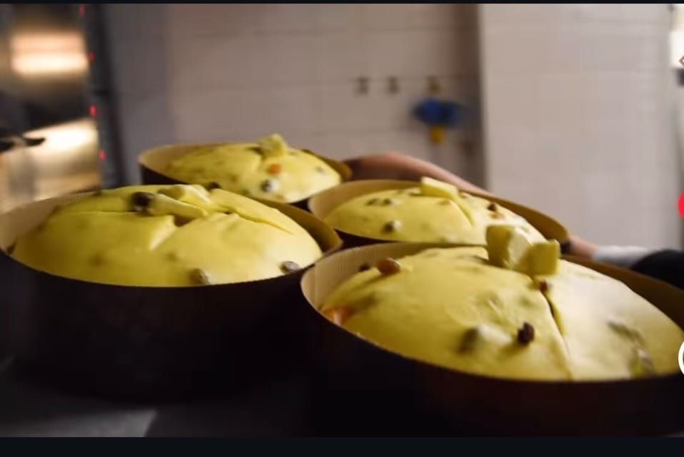 una torta al cioccolato con fragole e cioccolato su un piatto bianco .
