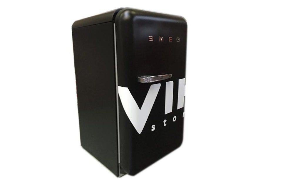 frigo con etichetta custom