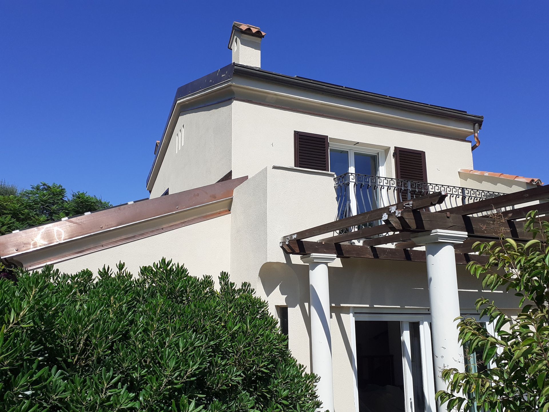 Una casa bianca con un balcone