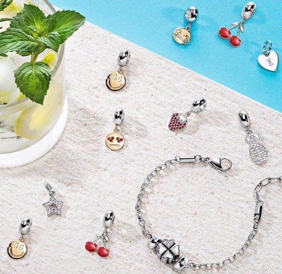 braccialetto e orecchini con emoji