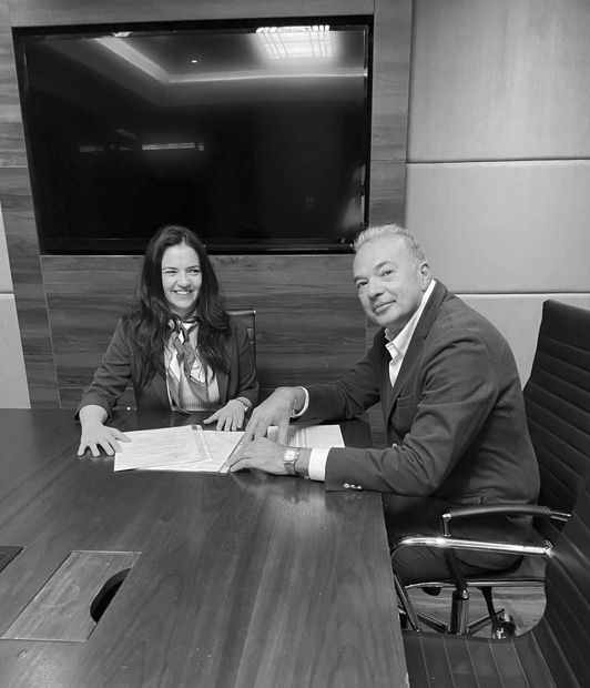 Avvocato Marija Tomic e Avvocato Massimiliano Basevi seduti a tavolo di lavoro