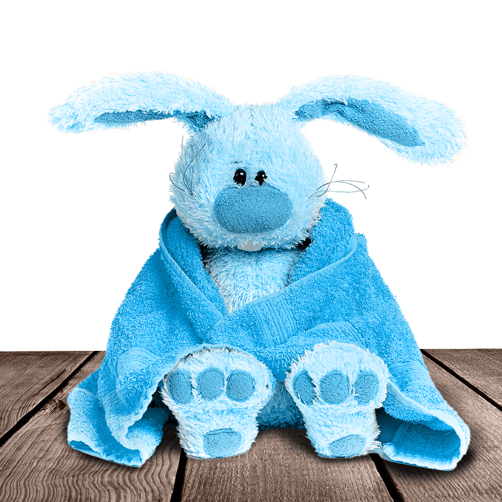 ארנב כחול ממולא עטוף במגבת כחולה, יושב על קרשי עץ.