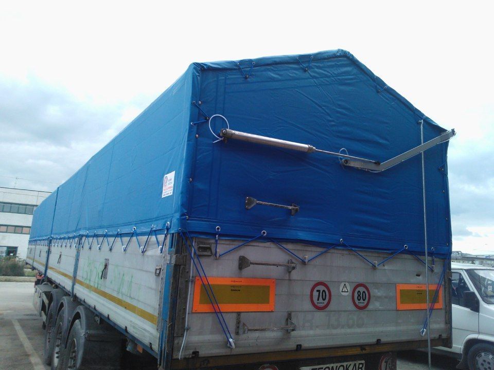camion con telone in PVC blu