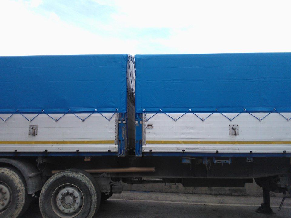 rimorchio con telone blu