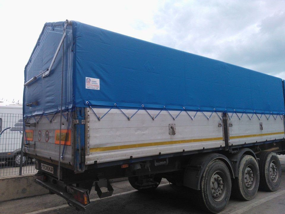 camion con telone blu