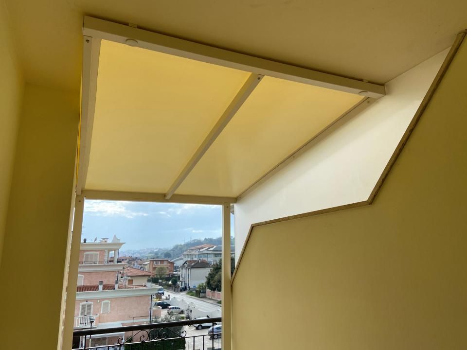 dettaglio di una tenda da sole in PVC