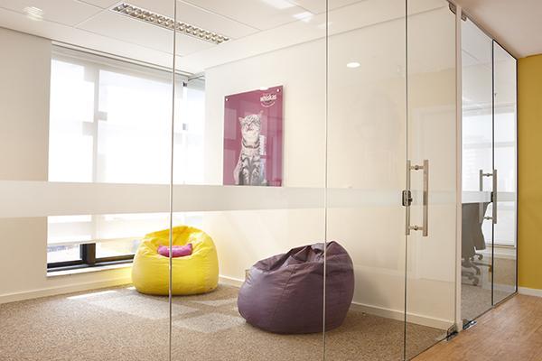 Faixa sinalizadora em adesivo para porta de vidro