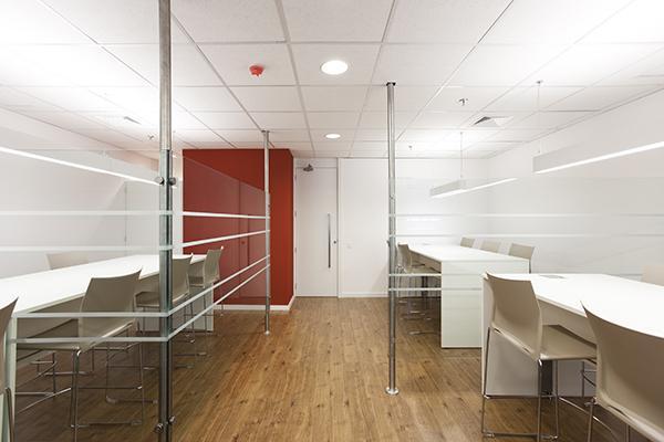 Faixa sinalizadora em adesivo para porta de vidro