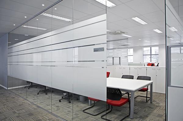 Pelicula jateada com faixas vazadas