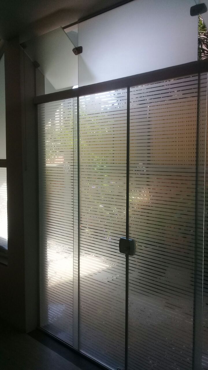 Vinil jateado e jateado listrado.