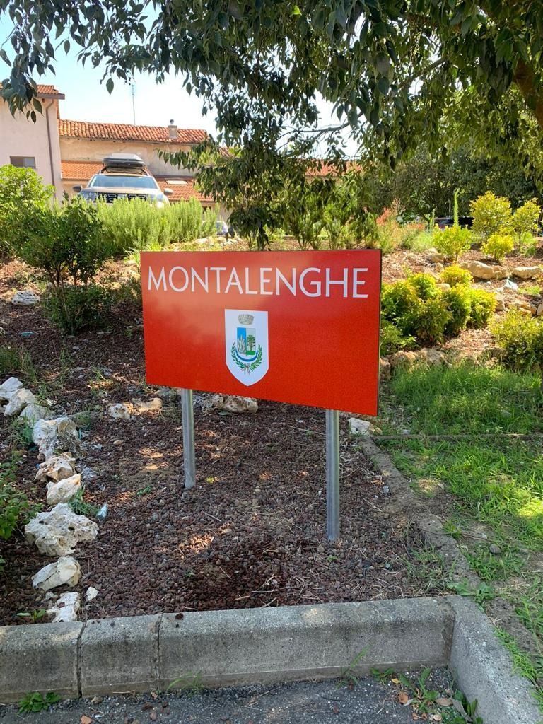 Un cartello rettangolare rosso con la scritta bianca 