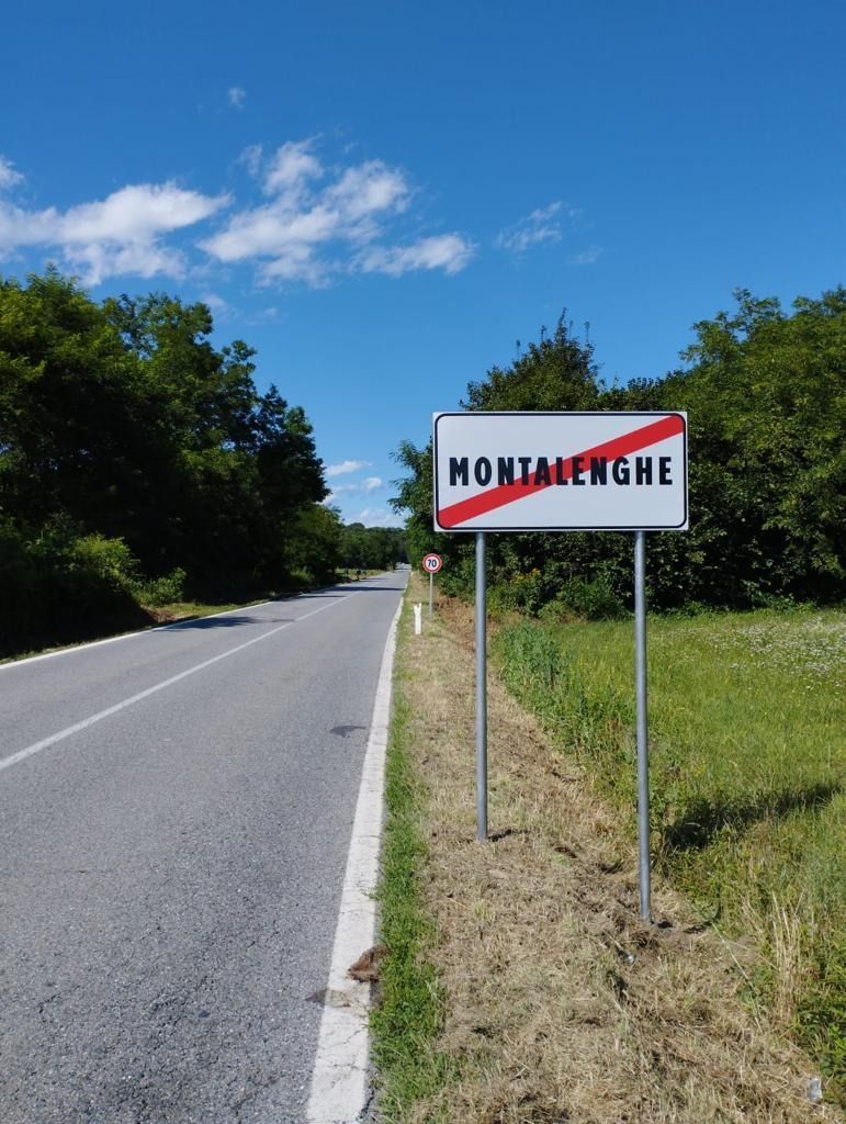 Un cartello stradale con la scritta 