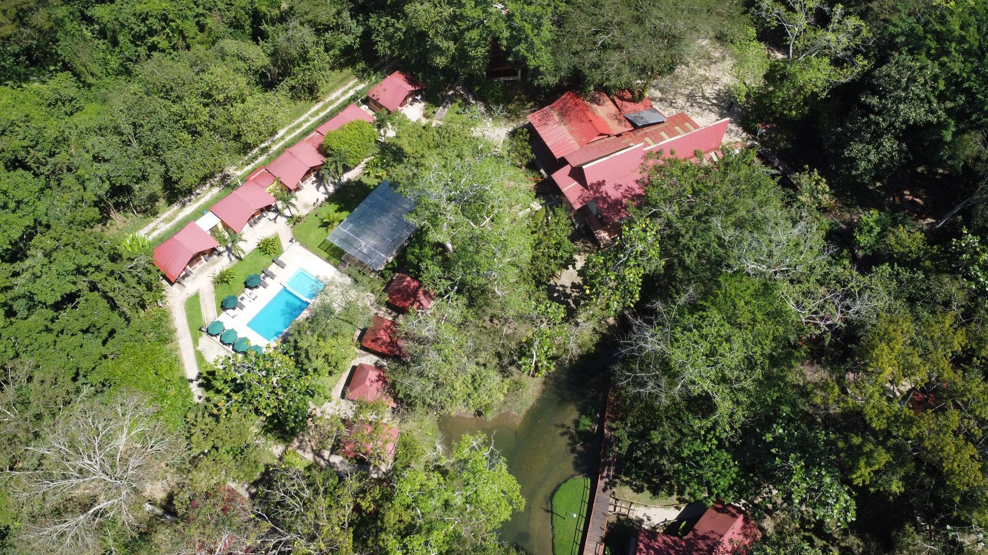 Una vista aérea de una gran piscina por la noche.