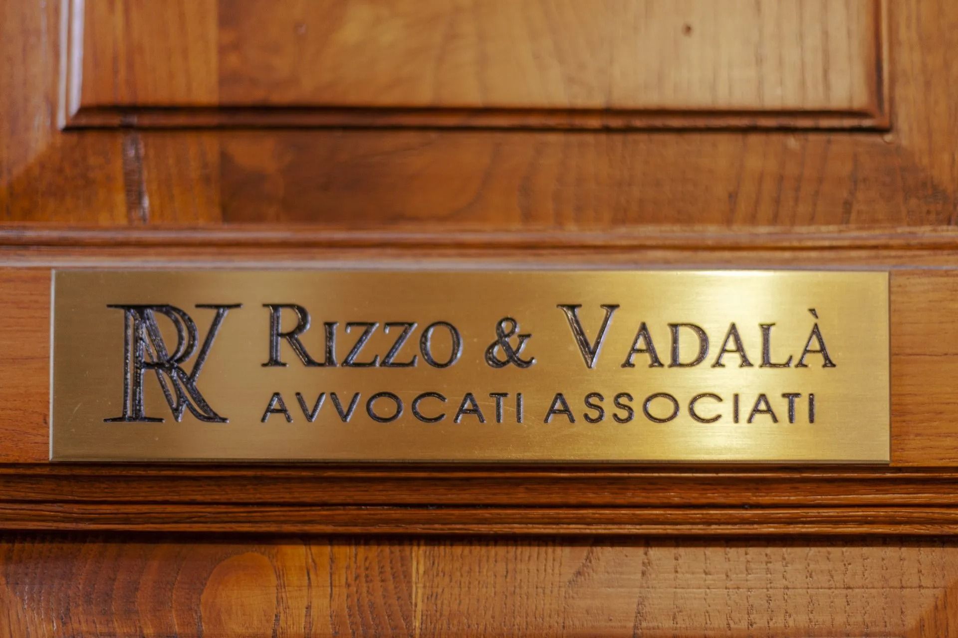 Targa dello studio di avvocati a Messina Rizzo & Vadalà