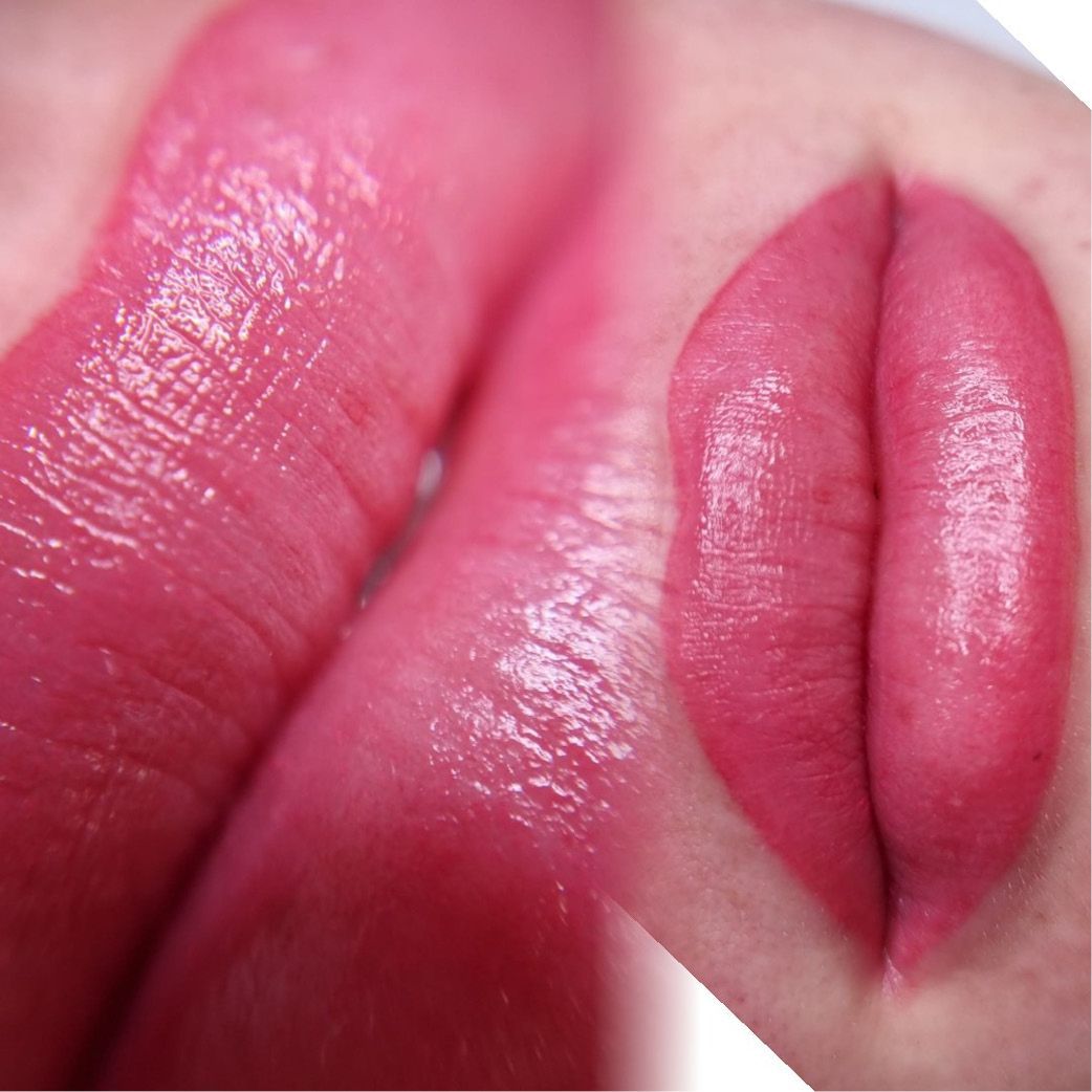 Eine Nahaufnahme der Lippen einer Frau mit rosa Lippenstift