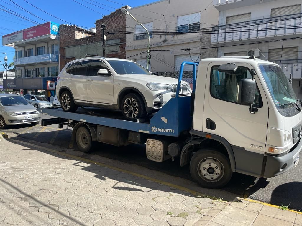 Grúas y remolques de vehículos