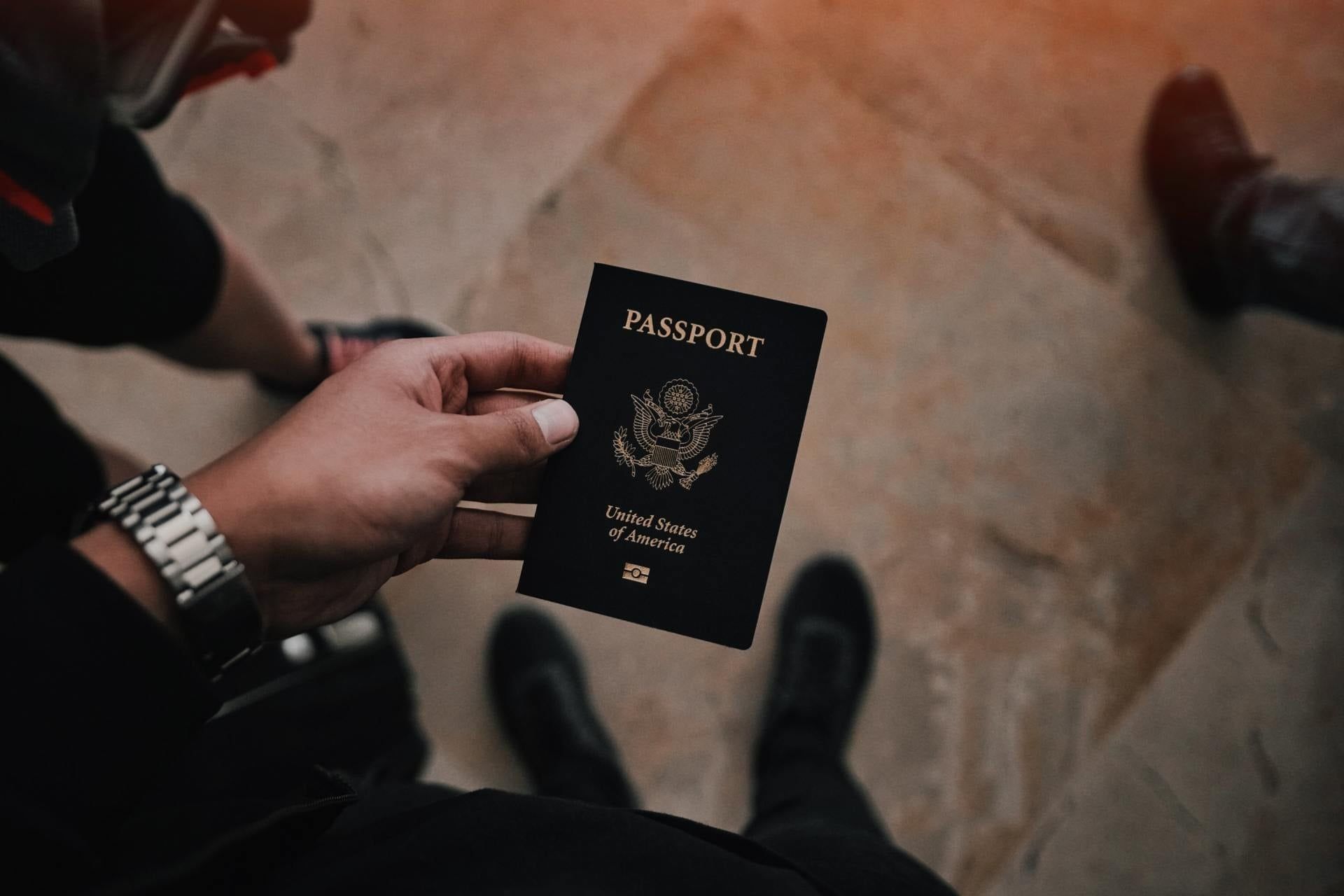 El pasaporte de un cliente estadounidense que quiere empezar el proceso de residencia legal en España. Foto tomada en Santa Cruz de Tenerife.
