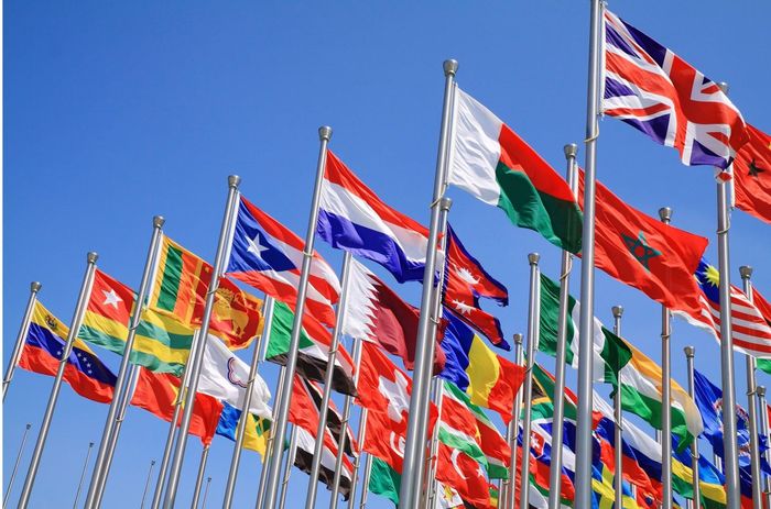 Las banderas de unos países de donde transferimos las pensiones de extranjeros. Foto tomada en Santa Cruz de Tenerife.