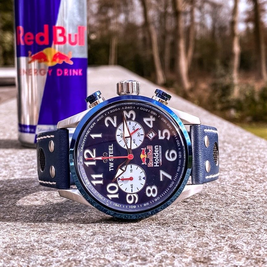 tw steel horloge met stalen kast en een zwitsers uurwerk en chronograaf functie. het is een Red Bull racing limited edition