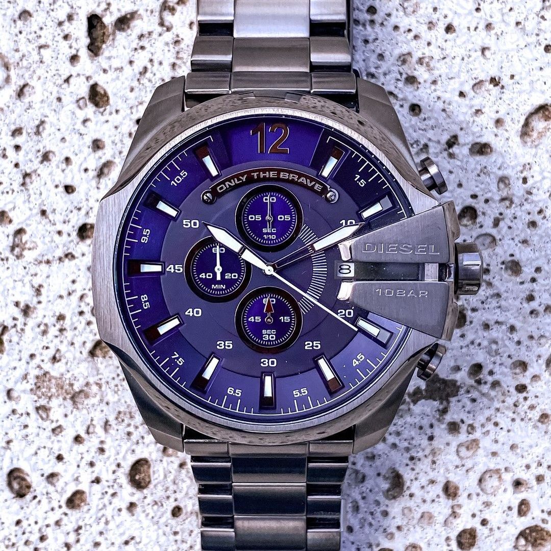 Robuust diesel horloge met een stalen grijze band en een blauwe wijzerplaat met chronograaf functie