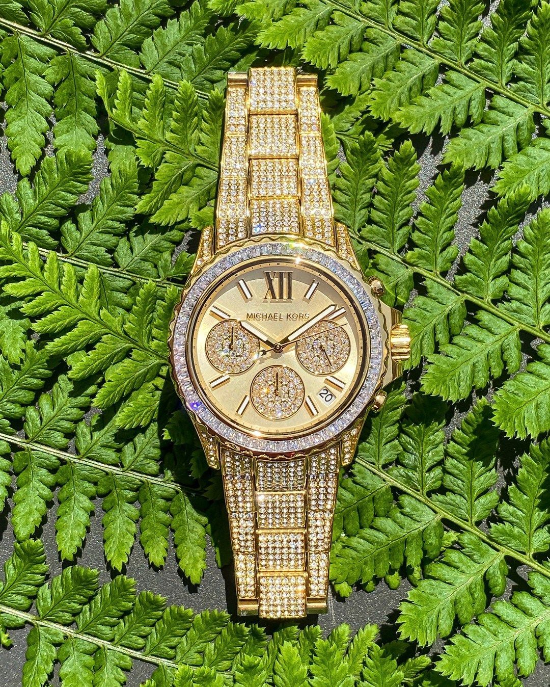 Michael kors dames horloge in het goud met steentjes iced out