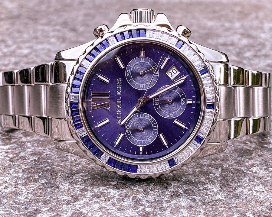 michael kors heren horloge met witte en blauwe steentjes en een chronograaf functie