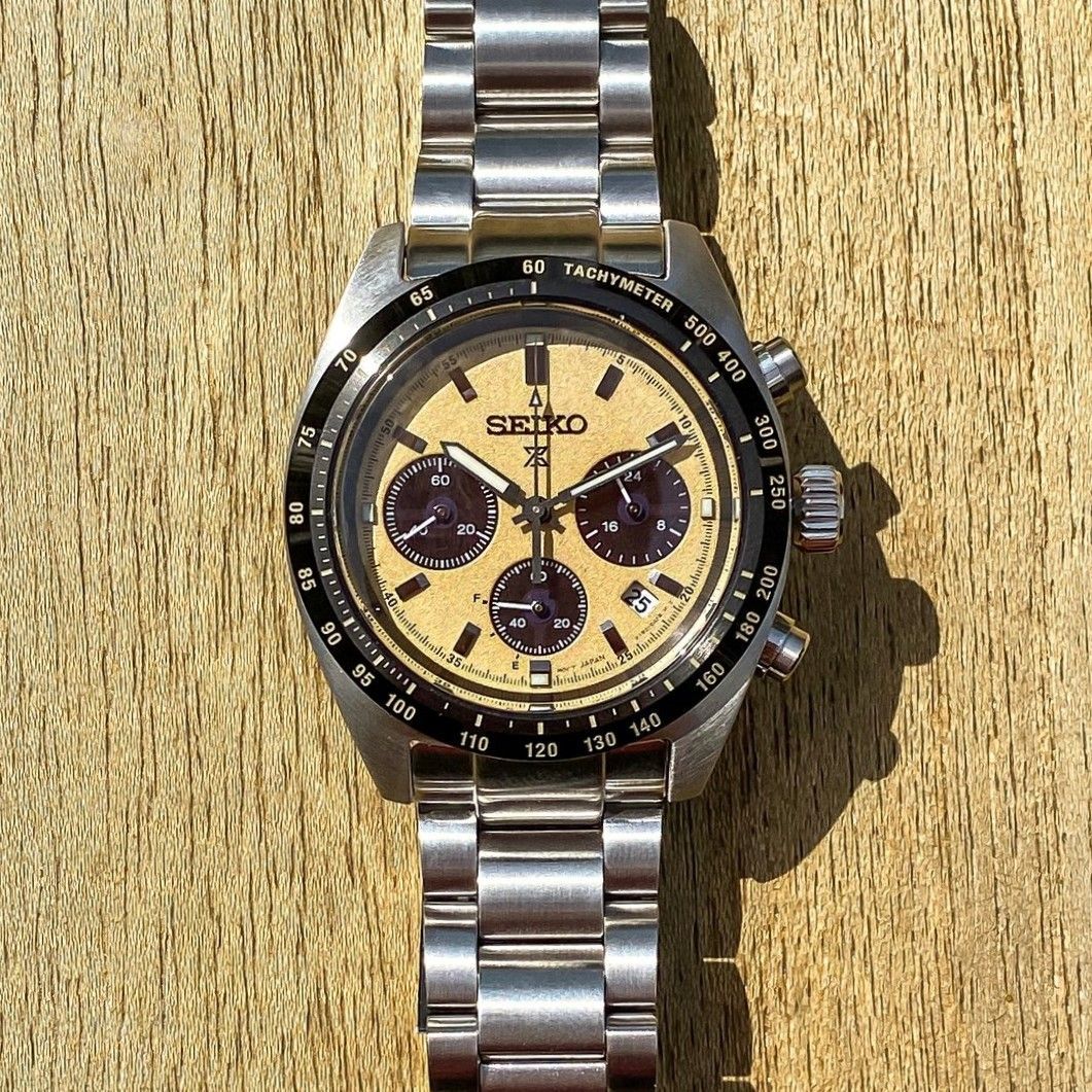 Seiko prospex chronograaf horloge met een beige wijzerplaat die wat weg heeft van de rolex Daytona