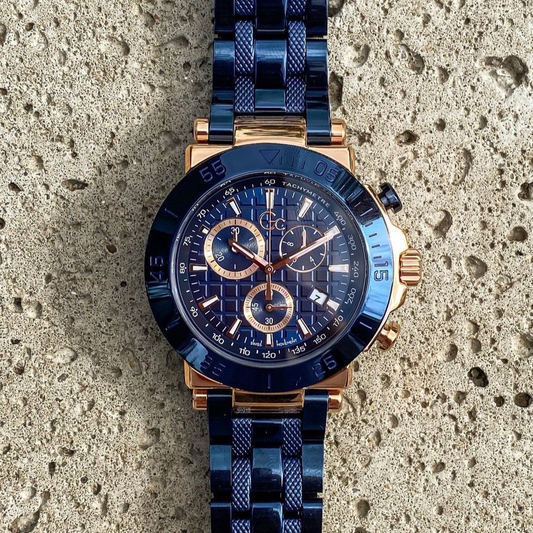 Blauw en rosé guess collection heren horloge met chronograaf en zwitsersuurwerk. 