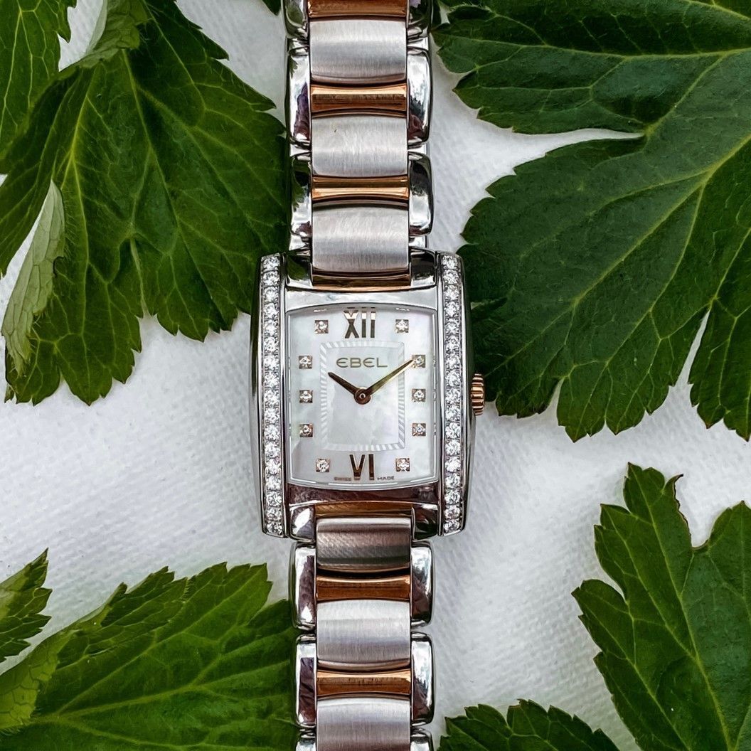 Ebel dames horloge met diamant op de wijzerplaat die van parelmoer is. het horloge is van edelstaal en met 18 karaat goud