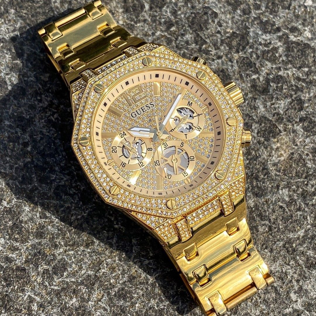 Goudkleurig guess horloge met chronograaf en iced out kast met zirconia diamanten