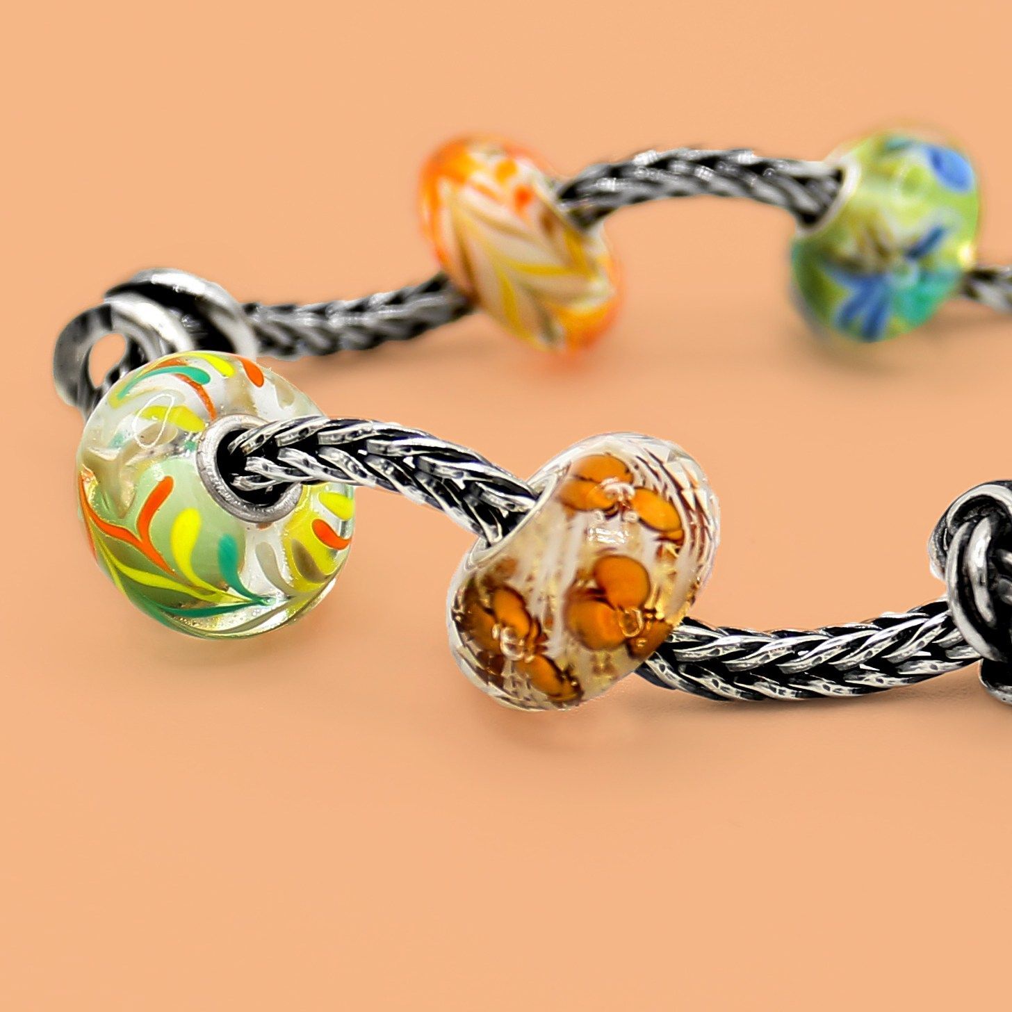 trollbeads zilveren armband met een zilveren bedel en glasbedels