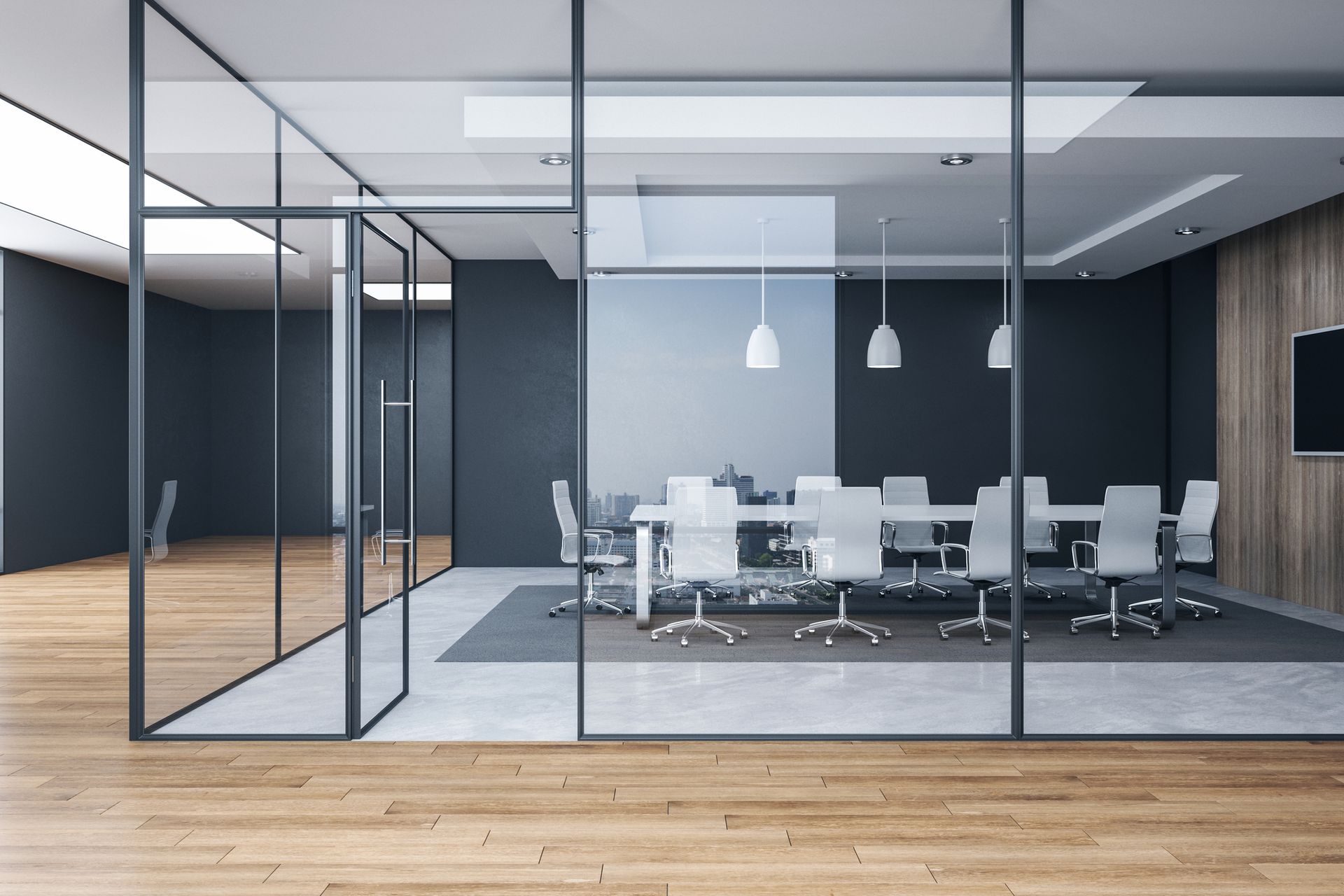 Una sala conferenze con una parete in vetro, un tavolo e delle sedie.