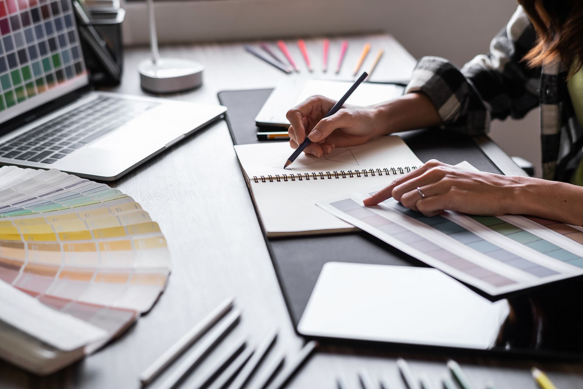 Deux collègue discute de l'organisation éditorial d'un magazine.