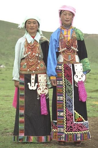 青海湖附近穿着节日盛装的安多妇女