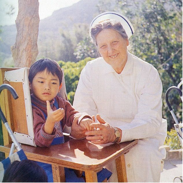 Annie Skau ministering to Chinese refugee children in Hong Kong.