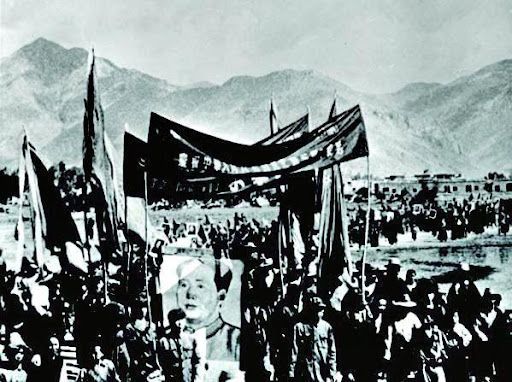 20世纪50年代早期，人民解放军列队穿过西藏。