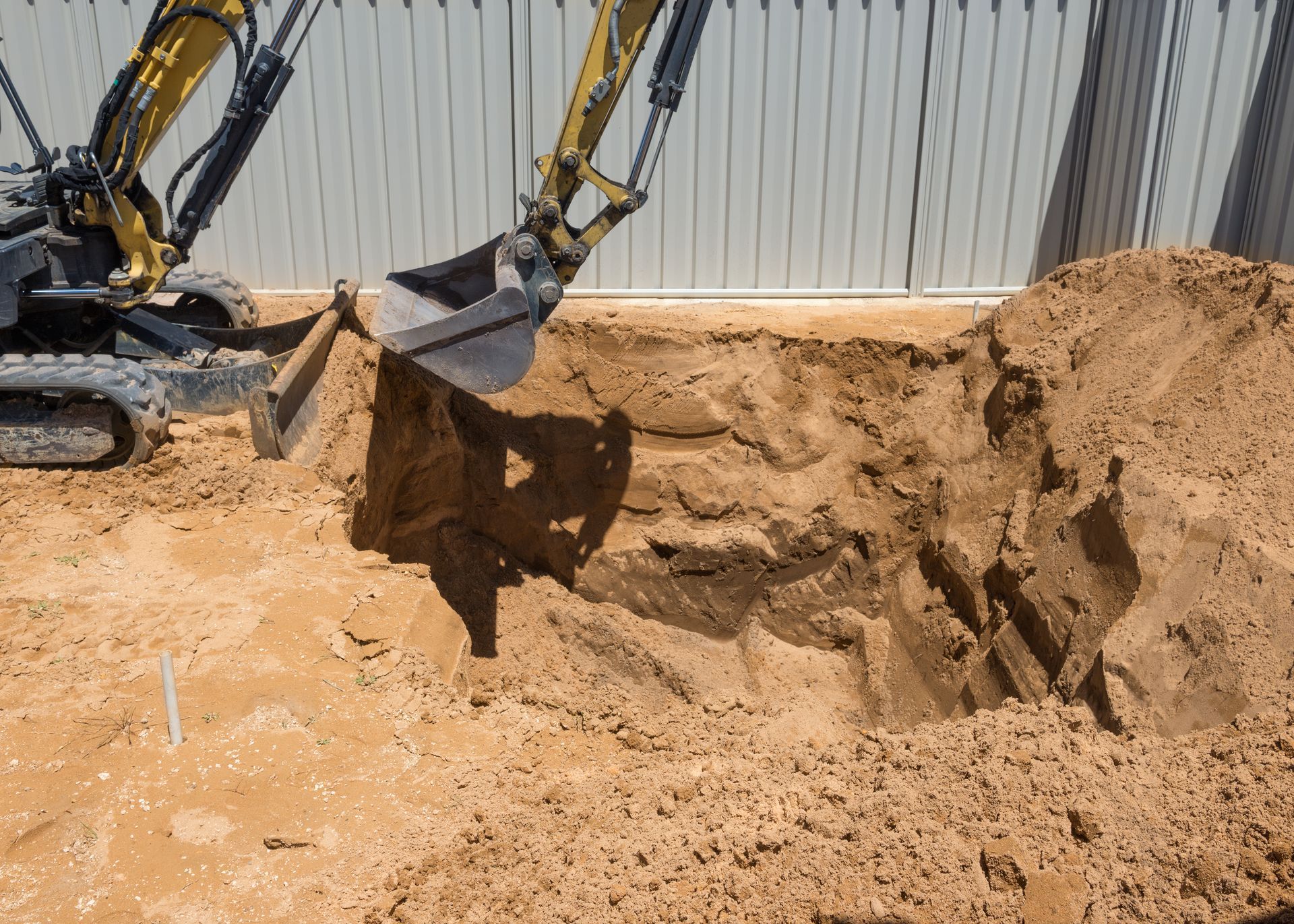 Excavation of a hole in the ground for a pond installation