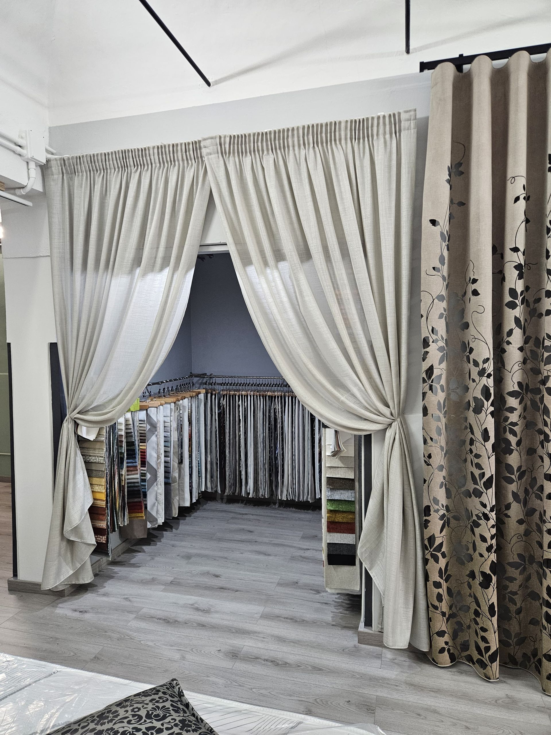 Una stanza con un sacco di tende