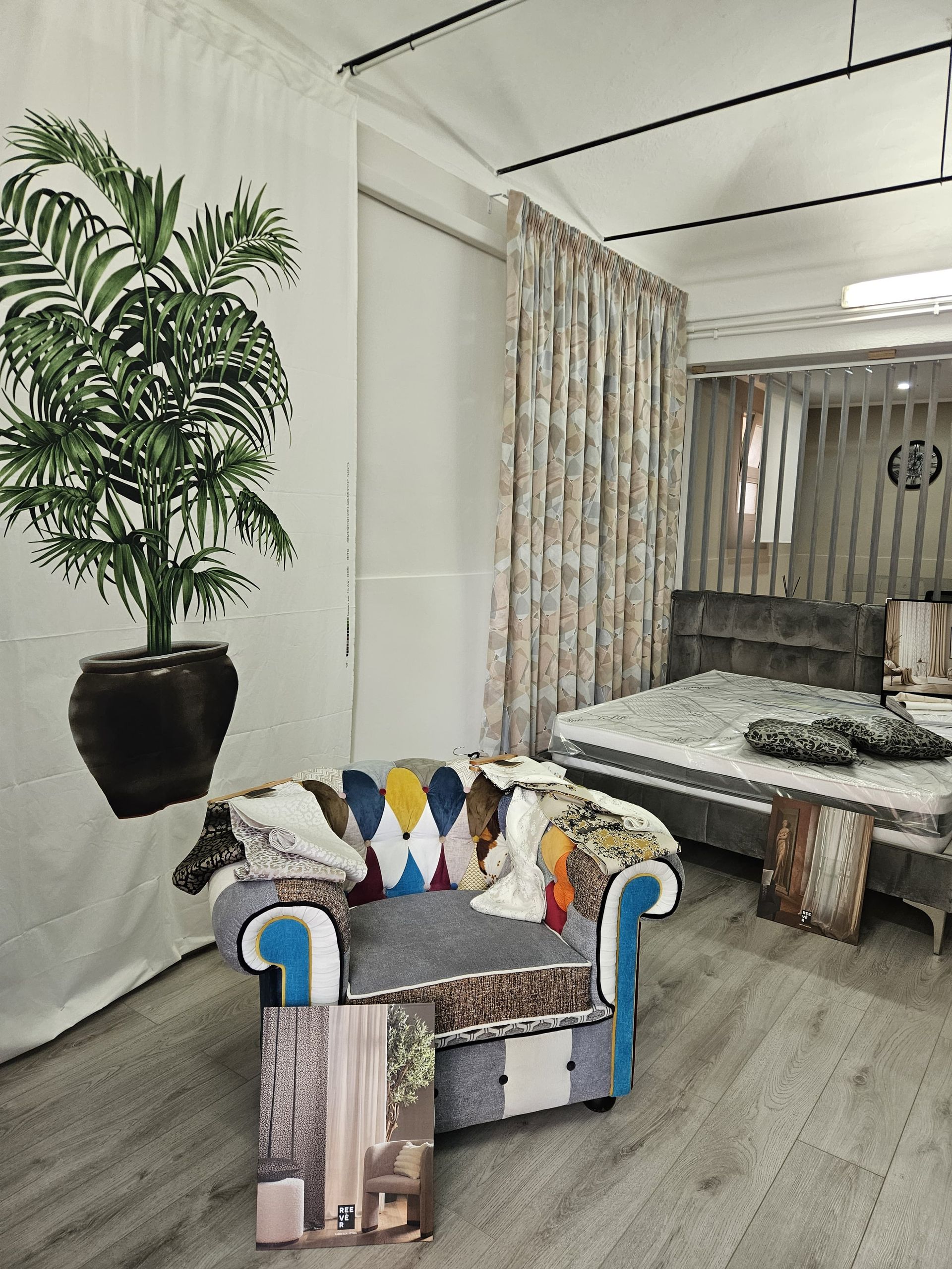 Un soggiorno con un divano e una pianta sul muro