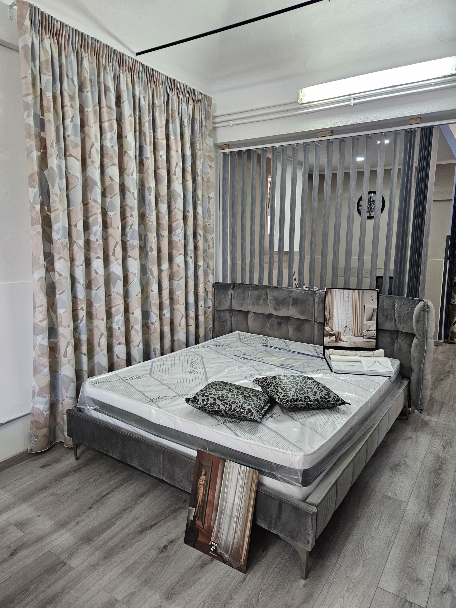 Una camera da letto con un letto, delle tende e una sedia.