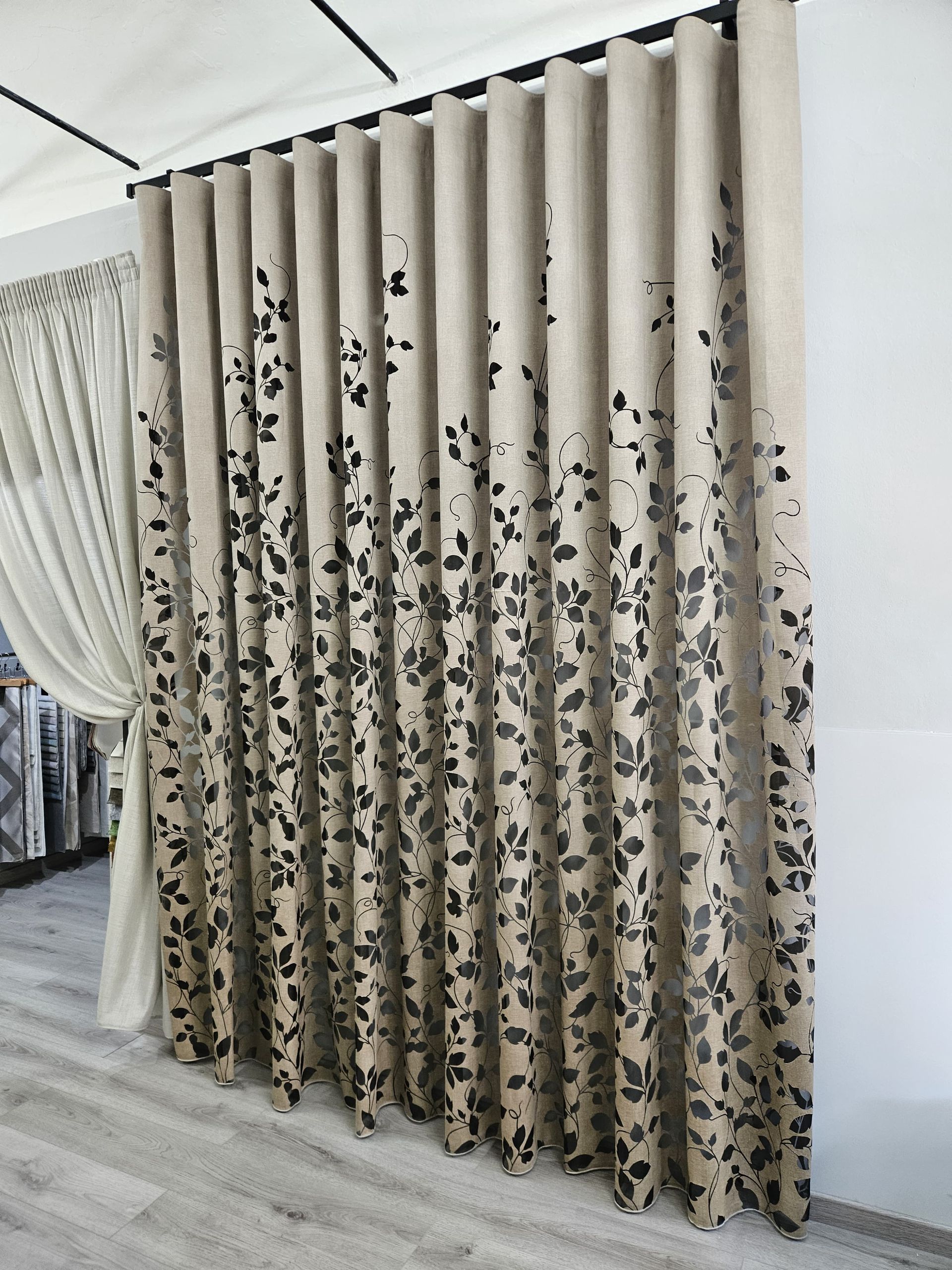 Una fila di tende con foglie nere sopra