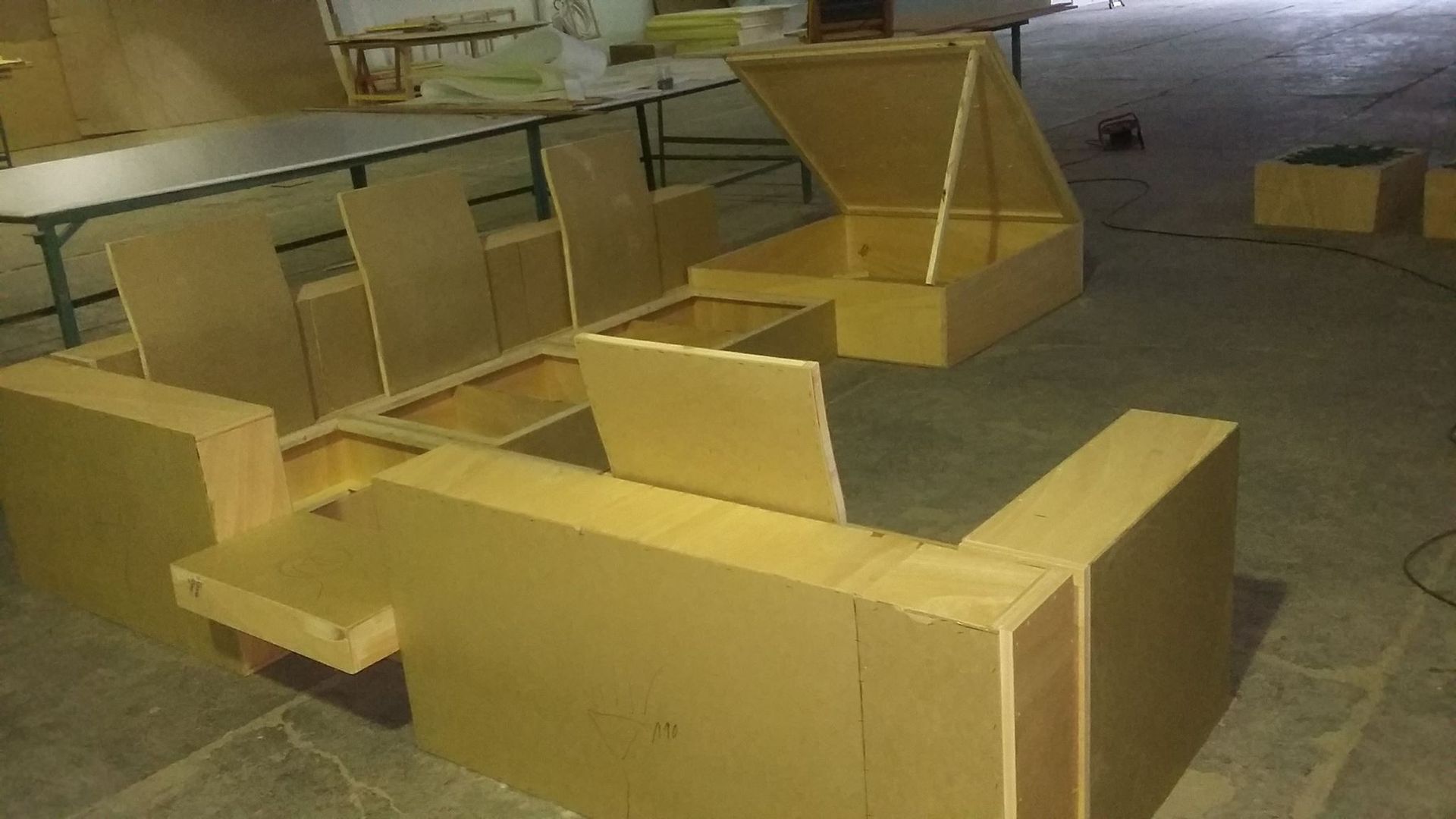 Un divano di legno viene costruito in un magazzino.
