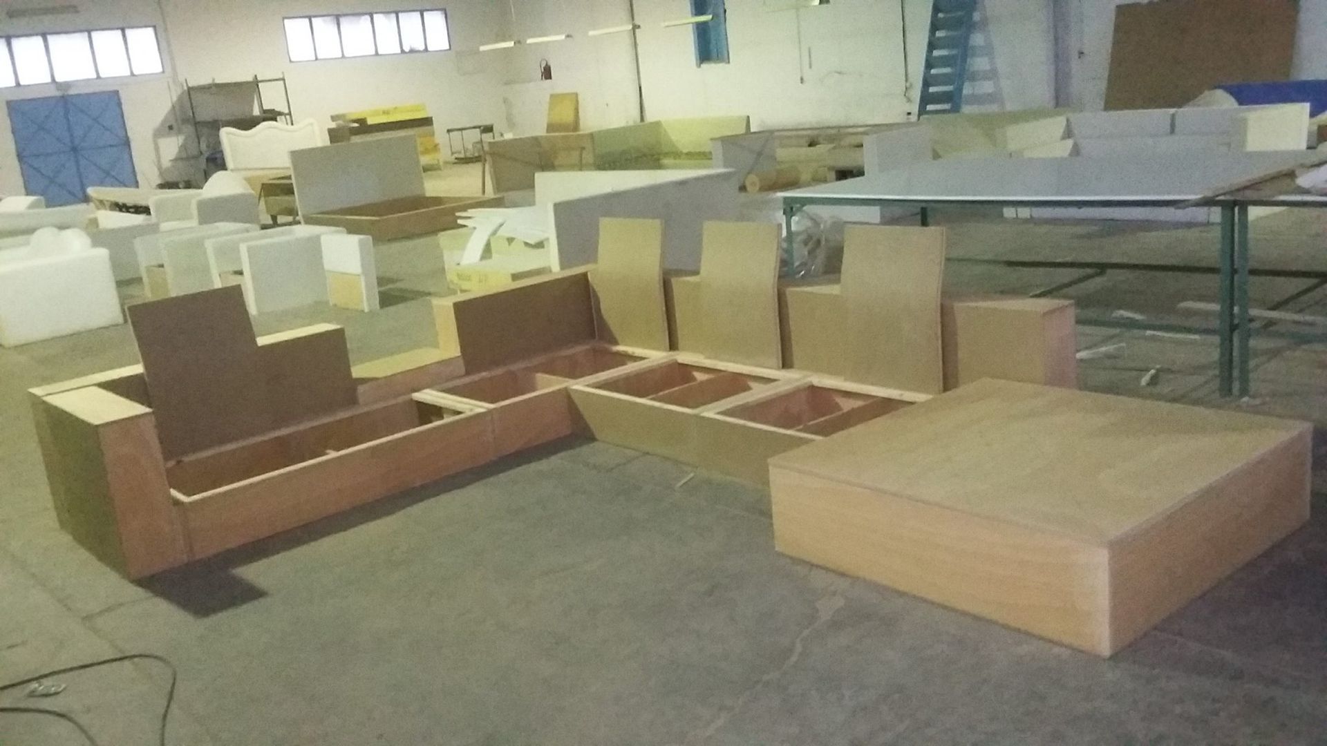 Un magazzino pieno di scatole di legno e un divano